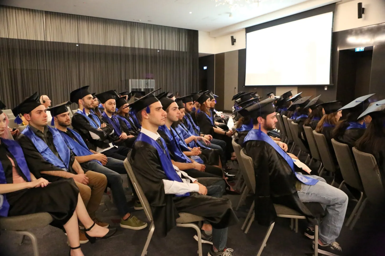 المدرسة الدولية للاقتصاد