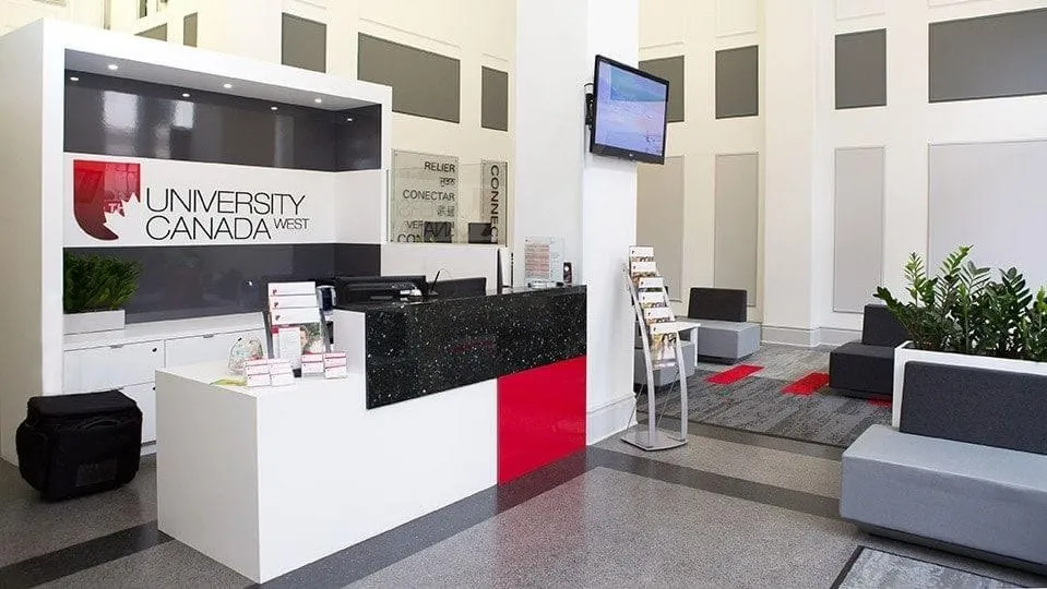 جامعة كندا الغربية